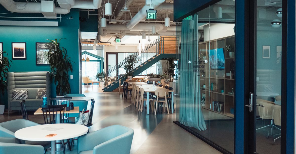 découvrez nos espaces de coworking modernes et conviviaux, conçus pour stimuler votre créativité et favoriser les échanges professionnels.
