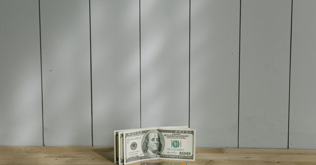 découvrez comment identifier et éviter les frais bancaires cachés pour mieux gérer vos finances et économiser au quotidien.