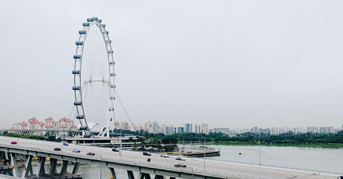 Partir à Singapour en couple non marié : LTVP, PACS et démarches pour son partenaire