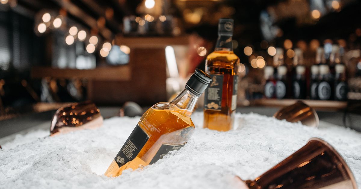 découvrez les taxes applicables aux vins et spiritueux à singapour, incluant les taux, réglementations et conseils pour les importateurs et consommateurs.